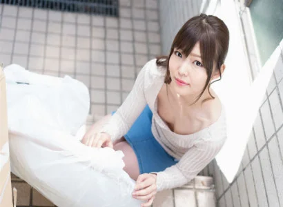 Người phụ nữ với bộ đồ hở hang lúc vứt rác và cái kết gây chú ý
