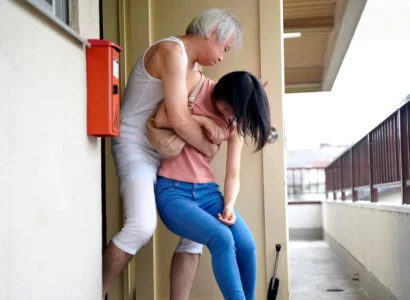 Cô gái mới cưới bị bố chồng già cưỡng bức