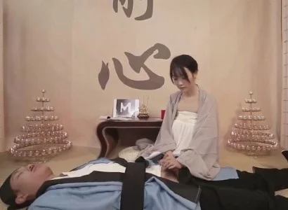 Cô nữ tu ở bên vị đạo sĩ bị thương