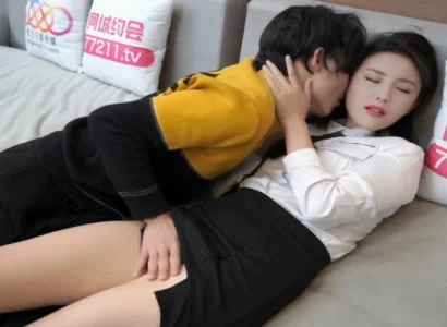 Cô nhân viên văn phòng âm thầm phục vụ sếp vì tiền