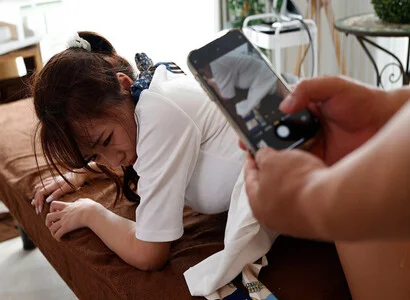 Đang triệt lông thì đè ra hiếp