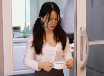 Chị gái bị cha dượng hành hạ
