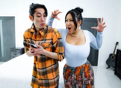 Chàng con trai làm cho mẹ kế xăm trổ hàng múp đạt cực khoái