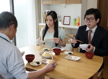 Nứng quá, con dâu banh vùng kín cho bố chồng chén
