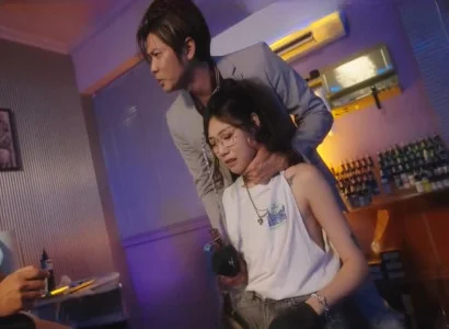 Cô gái chủ tiệm bị phang tập thể